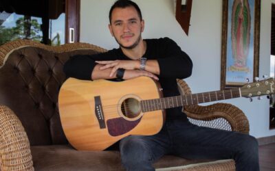 El cantante de música popular  Alex Salazar  presenta ‘No Inventes’