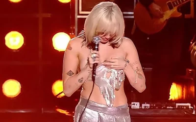 Miley Cyrus casi arranca el 2022 mostrando de más